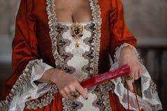 Retro stijl koninklijke middeleeuwse bal - het Majestueuze paleis met schitterende mensen kleedde zich in koning en van de koning royalty-vrije stock foto Retro stijl koninklijke middeleeuwse bal - het Majestueuze paleis met schitterende mensen kleedde zich in koning en van de koning royalty-vrije stock foto