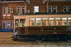 Retro- Straßenbahn-Antriebe im Moskau-Stadtzentrum lizenzfreie stockfotografie Retro- Straßenbahn-Antriebe im Moskau-Stadtzentrum lizenzfreie stockfotografie