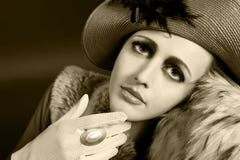 Retro style portrait of a young woman in hat Royalty Free Stock Photography Retro style portrait of a young woman in hat Royalty Free Stock Photography