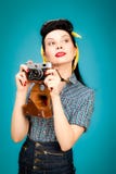 Retro utvikningsbildkvinna med filmkameran royaltyfria bilder Retro utvikningsbildkvinna med filmkameran royaltyfria bilder