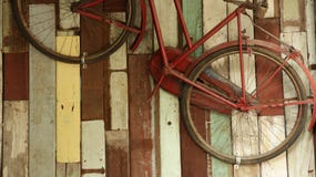 Retro vecchia bici sulla parete di legno variopinta immagini stock Retro vecchia bici sulla parete di legno variopinta immagini stock