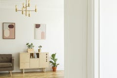 Retrostilwohnungsinnenraum mit einem unbedeutenden, hölzernen Kabinett stockfoto Retrostilwohnungsinnenraum mit einem unbedeutenden, hölzernen Kabinett stockfoto