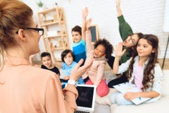 Retrovisione dell'insegnante che insegna alla lezione in scuola elementare Concetto di educazione primaria del ` s dei bambini immagine stock Retrovisione dell'insegnante che insegna alla lezione in scuola elementare Concetto di educazione primaria del ` s dei bambini immagine stock