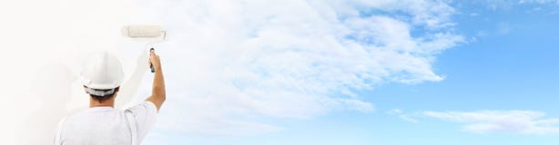 Retrovisione dell'uomo del pittore con il rullo di pittura che dipinge il cielo blu Immagine Stock Libera da Diritti Retrovisione dell'uomo del pittore con il rullo di pittura che dipinge il cielo blu Immagine Stock Libera da Diritti