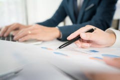 Reuni?n de reflexi?n corporativa del equipo del negocio, estrategia de planificaci?n que tiene una inversi?n del an?lisis de la d imagenes de archivo Reuni?n de reflexi?n corporativa del equipo del negocio, estrategia de planificaci?n que tiene una inversi?n del an?lisis de la d imagenes de archivo