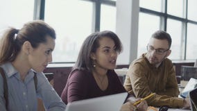 Reunião da equipe do negócio no escritório moderno Grupo de pessoas novo criativo da raça misturada que discute ideias novas com imagem de stock Reunião da equipe do negócio no escritório moderno Grupo de pessoas novo criativo da raça misturada que discute ideias novas com imagem de stock