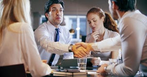 Reunião do escritório do trabalho da equipe da empresa Quatro povos caucasianos do homem de negócios e da mulher de negócios agru vídeos de arquivo Reunião do escritório do trabalho da equipe da empresa Quatro povos caucasianos do homem de negócios e da mulher de negócios agru vídeos de arquivo