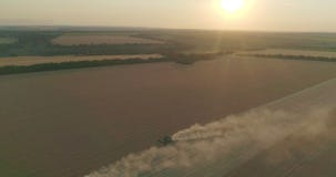 Reunión de la cebada en la puesta del sol almacen de video Reunión de la cebada en la puesta del sol almacen de video