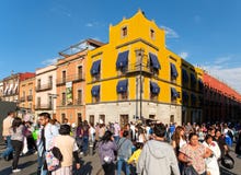 Reusachtige menigte en kleurrijke gebouwen op het historische centrum van Mexico-City stock fotografie Reusachtige menigte en kleurrijke gebouwen op het historische centrum van Mexico-City stock fotografie