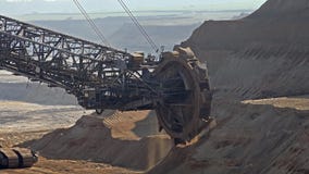 ReuzeGrijpexcavateur - Bovengrondse mijnbouw stock video ReuzeGrijpexcavateur - Bovengrondse mijnbouw stock video