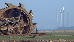 ReuzeGrijpexcavateur - Bovengrondse mijnbouw stock videobeelden ReuzeGrijpexcavateur - Bovengrondse mijnbouw stock videobeelden