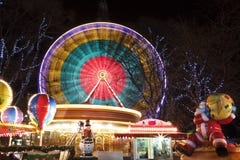 Reuzenrad bij de markt van vermaakKerstmis royalty-vrije stock fotografie Reuzenrad bij de markt van vermaakKerstmis royalty-vrije stock fotografie