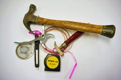 Revoltijo del hardware y de las herramientas llenados así como cinta rosada fotos de archivo libres de regalías Revoltijo del hardware y de las herramientas llenados así como cinta rosada fotos de archivo libres de regalías