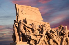 Revolutionära statyer på den Tiananmen fyrkanten i Peking, Kina royaltyfria bilder Revolutionära statyer på den Tiananmen fyrkanten i Peking, Kina royaltyfria bilder
