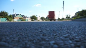 Rewolucjonistki ciężarówka iść przy asfaltową drogą Samochód jedzie przy autostradą w lato wieczór Ruchu drogowego zamknięty up D zbiory Rewolucjonistki ciężarówka iść przy asfaltową drogą Samochód jedzie przy autostradą w lato wieczór Ruchu drogowego zamknięty up D zbiory