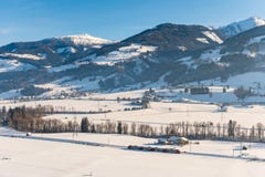 Rewolucjonistki i bielu taborowy omijanie ?nie?y?ci pola w scenicznym zimy g?ry krajobrazie, Dachstein masyw, Liezen okr?g, obraz stock Rewolucjonistki i bielu taborowy omijanie ?nie?y?ci pola w scenicznym zimy g?ry krajobrazie, Dachstein masyw, Liezen okr?g, obraz stock