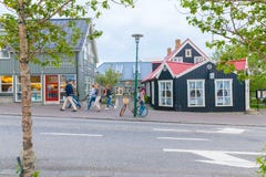 Reykjavik centrale straat met mening aan het toeristencentrum stock fotografie Reykjavik centrale straat met mening aan het toeristencentrum stock fotografie
