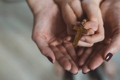Rezo de la familia con el rosario de madera Imágenes de archivo libres de regalías Rezo de la familia con el rosario de madera Imágenes de archivo libres de regalías