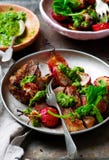 RIB-EYE STEAKS MIT RETTICH GRÜNT CHIMICHURRI-SOSSE Art rustikal lizenzfreies stockfoto RIB-EYE STEAKS MIT RETTICH GRÜNT CHIMICHURRI-SOSSE Art rustikal lizenzfreies stockfoto