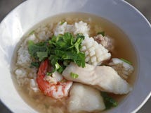 Rice congee mixed with Shrimp, fish, squid and pork, Garnish with coriander. royalty free stock photography Rice congee mixed with Shrimp, fish, squid and pork, Garnish with coriander. royalty free stock photography