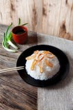 Rice z kałamarnicą dzwoni na drewnianym nieociosanym tle zdjęcia royalty free Rice z kałamarnicą dzwoni na drewnianym nieociosanym tle zdjęcia royalty free