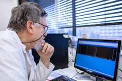 Ricerca scientifica d'avanzamento del ricercatore maschio senior in un laboratorio Fotografia Stock Libera da Diritti Ricerca scientifica d'avanzamento del ricercatore maschio senior in un laboratorio Fotografia Stock Libera da Diritti