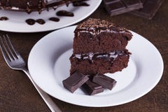 Rich Chocolate Cake luxueux du plat blanc Images stock Rich Chocolate Cake luxueux du plat blanc Images stock