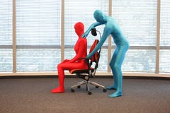 Richtige Sitzposition auf Bürosesseltraining lizenzfreie stockfotos Richtige Sitzposition auf Bürosesseltraining lizenzfreie stockfotos