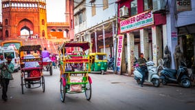 Rickshaws bredvid Jama Masjid i New Delhi, Indien på vägen royaltyfri fotografi Rickshaws bredvid Jama Masjid i New Delhi, Indien på vägen royaltyfri fotografi