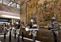 Riddare på skyddet av museet royaltyfria bilder Riddare på skyddet av museet royaltyfria bilder