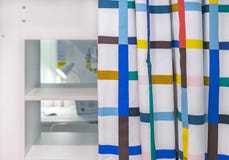 Rideaux avec les cellules multicolores à l'intérieur de la salle d'enfants image stock Rideaux avec les cellules multicolores à l'intérieur de la salle d'enfants image stock