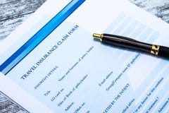 Riempimento della forma di reclamo di assicurazione di viaggio Immagine Stock Libera da Diritti Riempimento della forma di reclamo di assicurazione di viaggio Immagine Stock Libera da Diritti