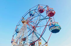Riesenrad innen Vergnügungspark lizenzfreies stockbild Riesenrad innen Vergnügungspark lizenzfreies stockbild