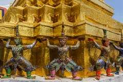 Riesiger Stand um Pagode von Thailand an wat prakaew Stockfoto Riesiger Stand um Pagode von Thailand an wat prakaew Stockfoto