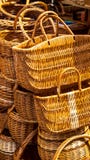 Rieten manden op de stadsmarkt Stock Afbeeldingen Rieten manden op de stadsmarkt Stock Afbeeldingen