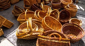 Rieten manden op de stadsmarkt Royalty-vrije Stock Fotografie Rieten manden op de stadsmarkt Royalty-vrije Stock Fotografie
