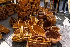 Rieten manden op de stadsmarkt Royalty-vrije Stock Afbeelding Rieten manden op de stadsmarkt Royalty-vrije Stock Afbeelding