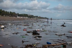 Rifiuti sulla spiaggia, molto garbide di plastica sulla spiaggia di Oceano Indiano fotografia stock Rifiuti sulla spiaggia, molto garbide di plastica sulla spiaggia di Oceano Indiano fotografia stock