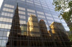 Riflessione della chiesa e di parecchie costruzioni nelle finestre del grattacielo Immagini Stock Libere da Diritti Riflessione della chiesa e di parecchie costruzioni nelle finestre del grattacielo Immagini Stock Libere da Diritti