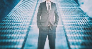 Riflessione di un uomo d'affari in grattacielo moderno Azienda leader, crescita di carriera Immagini Stock Libere da Diritti Riflessione di un uomo d'affari in grattacielo moderno Azienda leader, crescita di carriera Immagini Stock Libere da Diritti