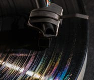 Riflessioni dell'arcobaleno nelle scanalature dell'annotazione di vinile di gioco lunga Fotografia Stock Libera da Diritti Riflessioni dell'arcobaleno nelle scanalature dell'annotazione di vinile di gioco lunga Fotografia Stock Libera da Diritti