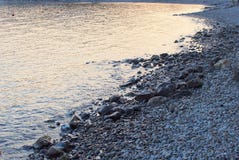 Riflessioni di crepuscolo su Rocky Beach, Grecia Fotografia Stock Libera da Diritti Riflessioni di crepuscolo su Rocky Beach, Grecia Fotografia Stock Libera da Diritti