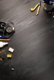Rifornimenti di scuola, allarme, matite sulla vista superiore della lavagna nera, spazio della copia, inquadratura verticale Conc immagini stock Rifornimenti di scuola, allarme, matite sulla vista superiore della lavagna nera, spazio della copia, inquadratura verticale Conc immagini stock