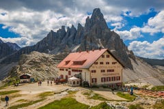Rifugio Locatelli Drei Zinnen Naturalnego parka Włoscy dolomity na oszałamiająco pięknym dniu w wczesnym lecie obraz stock Rifugio Locatelli Drei Zinnen Naturalnego parka Włoscy dolomity na oszałamiająco pięknym dniu w wczesnym lecie obraz stock