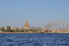riga Ansicht des zentralen Marktes, der Universität und der Eisenbahnbrücke vom Daugavafluß lizenzfreie stockbilder riga Ansicht des zentralen Marktes, der Universität und der Eisenbahnbrücke vom Daugavafluß lizenzfreie stockbilder