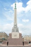 Riga, Letland - Augustus 10, 2014 - het Vrijheidsmonument onder zonnige dag in Riga, Letland Het gedenkteken eert de gedode milit stock foto's Riga, Letland - Augustus 10, 2014 - het Vrijheidsmonument onder zonnige dag in Riga, Letland Het gedenkteken eert de gedode milit stock foto's