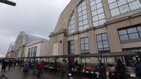 Riga, Letland - Maart 16, 2019: Centrale de marktbuitenkant van Riga - Vroegere zeppelinhangaars - Rigas Centraltirgus stock videobeelden Riga, Letland - Maart 16, 2019: Centrale de marktbuitenkant van Riga - Vroegere zeppelinhangaars - Rigas Centraltirgus stock videobeelden