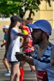 Riga, Letland - Mei 19 2019: Gebaarde mens die met kop in zijn hand lopen stock foto's Riga, Letland - Mei 19 2019: Gebaarde mens die met kop in zijn hand lopen stock foto's