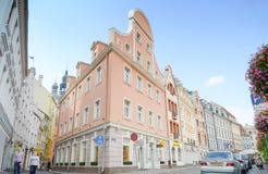 Riga, Letonia - 10 de agosto de 2014 - calle medieval estrecha famosa del edificio de la arquitectura con las torres de iglesia e fotografía de archivo libre de regalías Riga, Letonia - 10 de agosto de 2014 - calle medieval estrecha famosa del edificio de la arquitectura con las torres de iglesia e fotografía de archivo libre de regalías