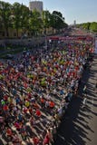 Riga, Letonia - 19 de mayo de 2019: Corredores de marat?n de Riga TET que corren de l?nea del comienzo imágenes de archivo libres de regalías Riga, Letonia - 19 de mayo de 2019: Corredores de marat?n de Riga TET que corren de l?nea del comienzo imágenes de archivo libres de regalías